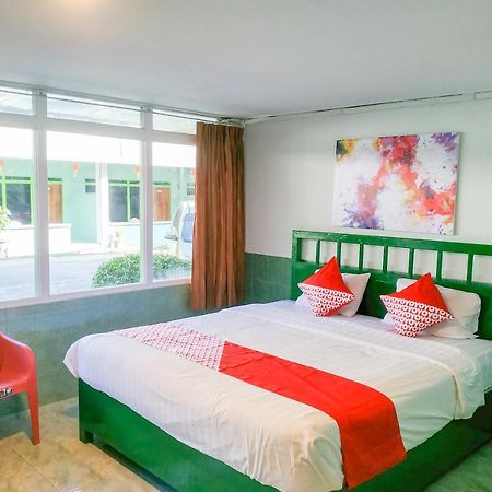 Super Oyo 3098 Hotel Sahabat Baru Singkawang Dış mekan fotoğraf