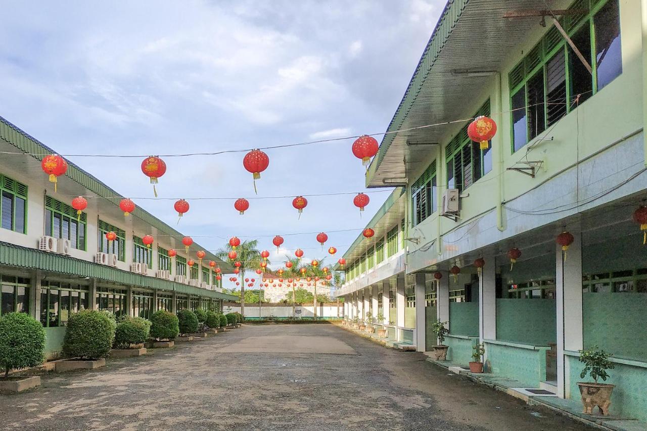 Super Oyo 3098 Hotel Sahabat Baru Singkawang Dış mekan fotoğraf